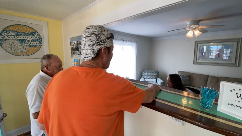 Two men book a room at the Savannah Inn. (Spectrum News 1/Natalie Mooney)
